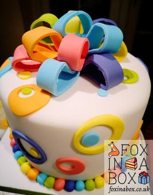 bow and circle design cake